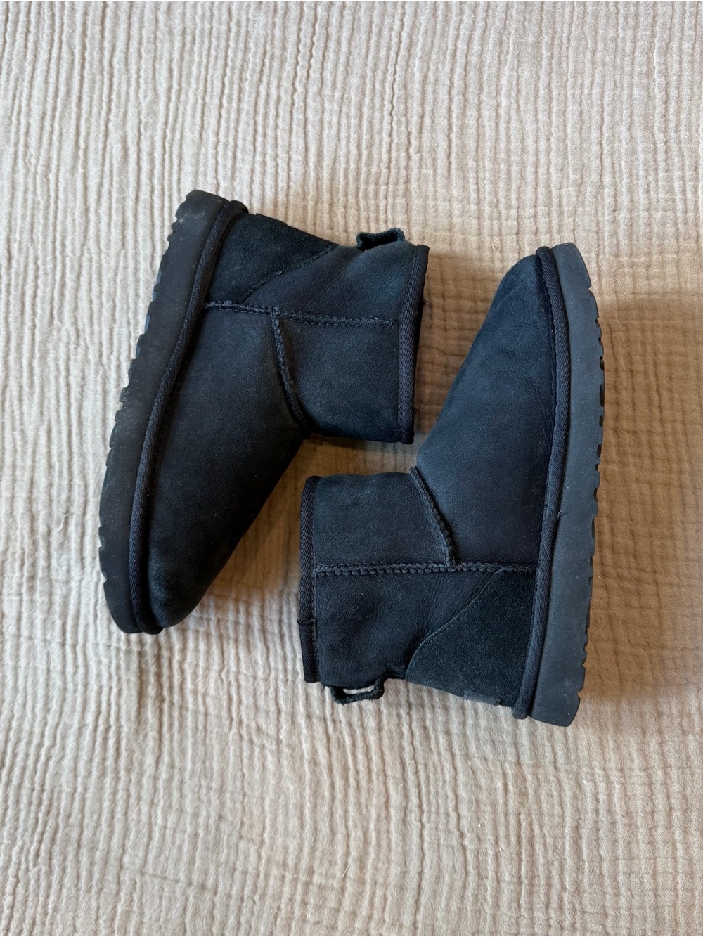 Women’s black Uggs size 6